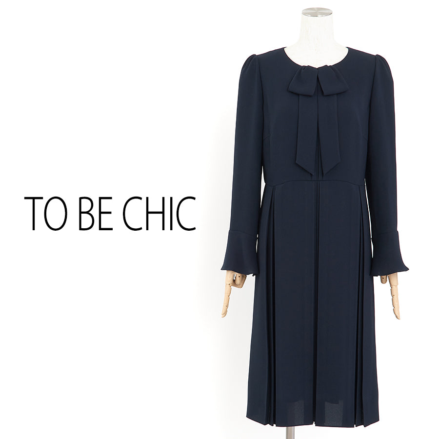 スポンジジョーゼットボックスプリーツワンピース(Lサイズ／ネイビー／TO BE CHIC(トゥービーシック))