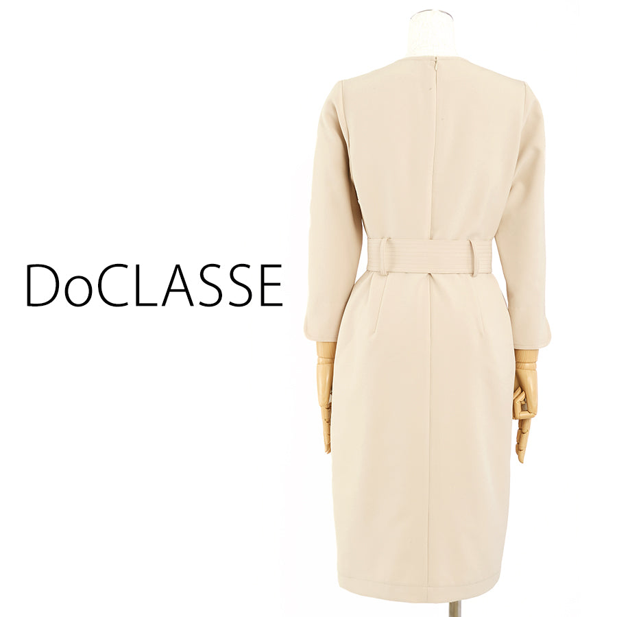 ウエストマーク Ｖネックフロントスリットワンピース(Lサイズ／ベージュ／DoCLASSE(ドゥクラッセ))